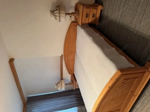 Fichtenholz-Doppelbett mit 2 Nachtkästchen und 2 Nachttischlampen