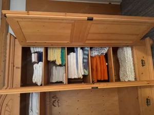 Kleiderschrank aus massivem Fichtenholz Bild 4