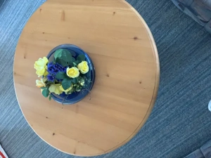 Runder Couchtisch aus massiver Fichte Bild 4