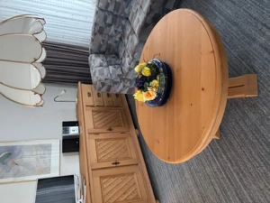 Runder Couchtisch aus massiver Fichte Bild 2