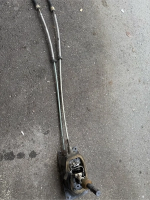 VW Golf 3 Schaltkulisse mit Schalthebel und Schaltseilen Bild 3