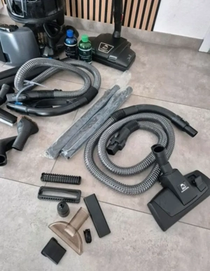 Hyla Staubsauger mit Wasserfiltration+ Zubehör Bild 2