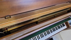 Klavier mit schönem Klang Bild 2