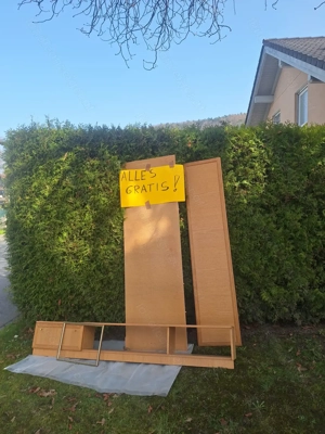 Holzplatten und Regal