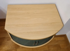 Kasten mit halbrunder Front und Schiebetüren Bild 3