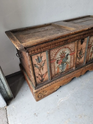 Sehr alte Holz Truhe in eine guten Zustand Bild 3