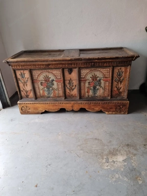 Sehr alte Holz Truhe in eine guten Zustand Bild 2