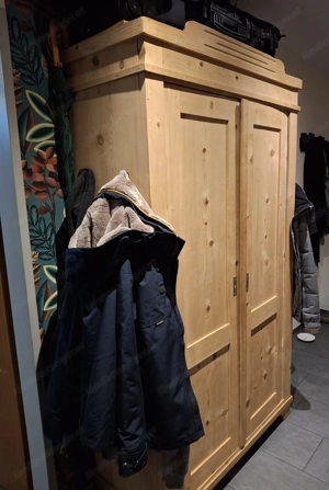 Alter wunderschöner Schrank Bild 3