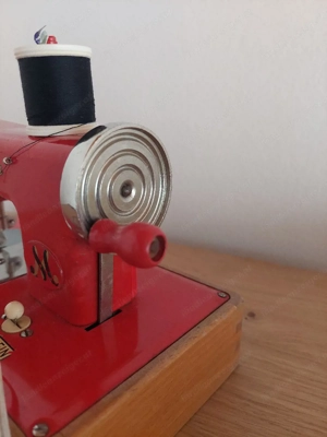 Alte US Zone Kindernähmaschine  Bild 2