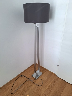 Dimmbare IKEA-Stehlampe in silber mit Lampenschirm von Fink Living in grau   Bild 2