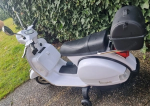 Kinder Elektroroller, Vespa Piaggio Bild 4
