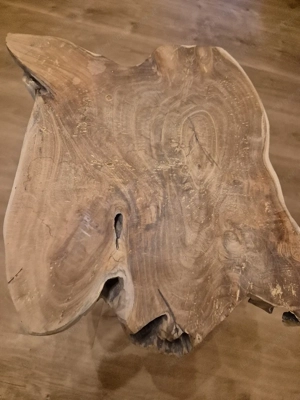 Kleiner Tisch aus Holz