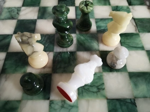 Alabaster Schachbrett mit Figuren aus Italien