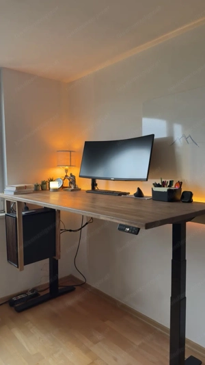 Elektrischer Stehschreibtisch mit Massivholzplatte (Akazie) + Bürostuhl Bild 2