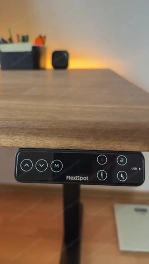 Elektrischer Stehschreibtisch mit Massivholzplatte (Akazie) + Bürostuhl Bild 4