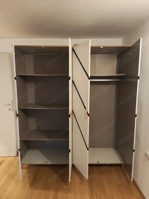 Kleiderschrank Bild 3