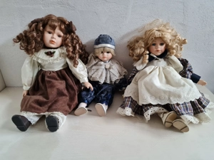 Drei Porzellanpuppen