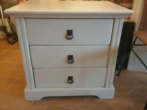 Weißes Schränkchen