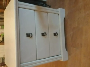 Weißes Schränkchen Bild 4