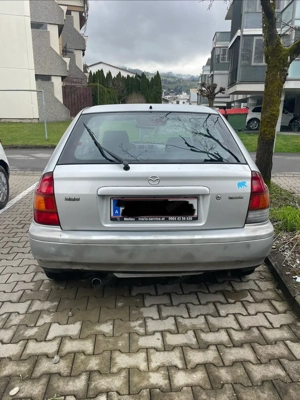Mazda 323  Bild 2