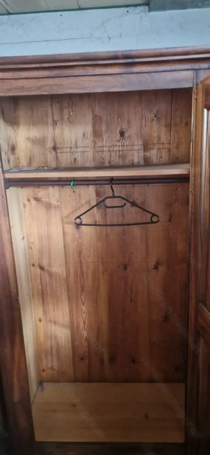 Schrank aus Nussholz Bild 2