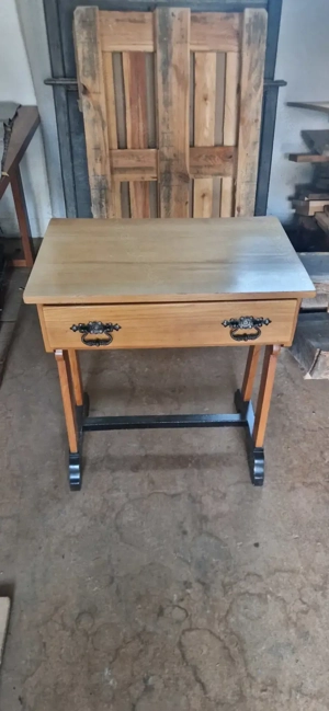 Tisch mit Schublade