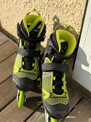 Rollerblades und Helm Bild 3