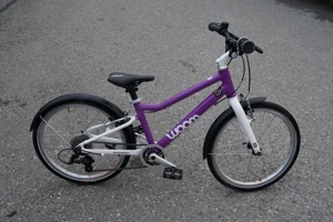 Kinderfahrrad Woom 4 Violett mit Seitenständer und Schutzblechen