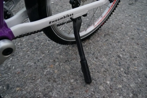 Kinderfahrrad Woom 4 Violett mit Seitenständer und Schutzblechen Bild 9