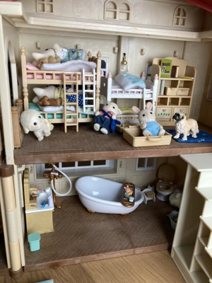 Sylvanian Stadthaus inklusive Einrichtung, Spielplatz, Auto und vielen Figuren Bild 5