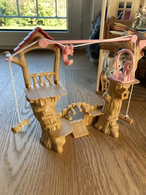 Sylvanian Stadthaus inklusive Einrichtung, Spielplatz, Auto und vielen Figuren Bild 2