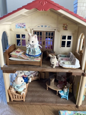 Sylvanian Stadthaus inklusive Einrichtung, Spielplatz, Auto und vielen Figuren Bild 3
