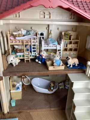 Sylvanian Stadthaus inklusive Einrichtung, Spielplatz, Auto und vielen Figuren Bild 4