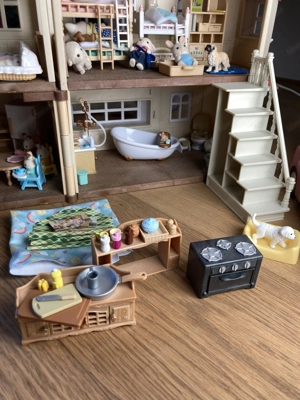 Sylvanian Stadthaus inklusive Einrichtung, Spielplatz, Auto und vielen Figuren Bild 6