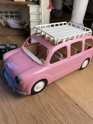 Sylvanian Stadthaus inklusive Einrichtung, Spielplatz, Auto und vielen Figuren Bild 7