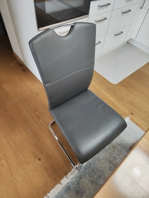 Tisch und Stühle  Bild 2