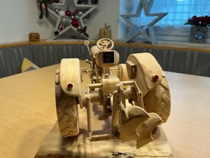 Oldtimer Steyr Traktormodel aus Holz Bild 7