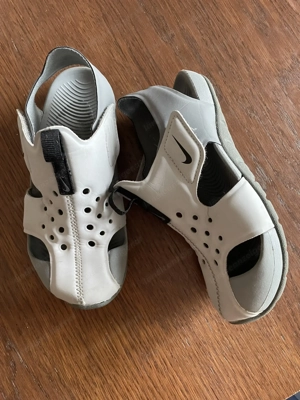 Nike Sandalen für Kinder grau, Gr. 29,5 Bild 2