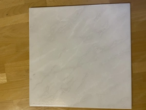Restfliesenbestand weiss, helles Rotbraun  und schwarz marmoriert Bild 3