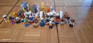 Große Duplo Legokiste mit Gleisen, vielen Tieren, Figuren, Autos und Zug.  Bild 4