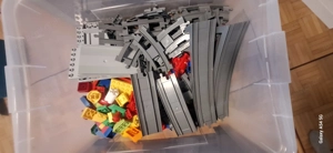 Große Duplo Legokiste mit Gleisen, vielen Tieren, Figuren, Autos und Zug.  Bild 2