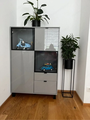 Bürotisch und Schränke Bild 2