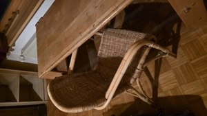 Massiver Holztisch   Schreibtisch + Rattanstuhl   ausziehbar