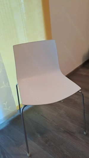 Schlichte, elegante stapelbare Stühle