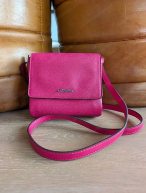 calvin klein kleine crossbody handytasche