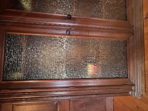 Massiver alter Schrank mit Glaselementen und Verzierung Bild 2
