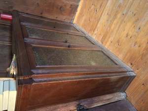 Massiver alter Schrank mit Glaselementen und Verzierung Bild 3