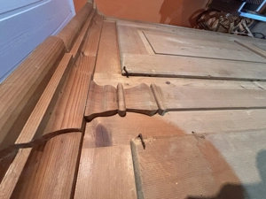 stilvoller alter Bauernkleiderkasten aus Massivholz  Bild 2