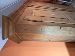 stilvoller alter Bauernkleiderkasten aus Massivholz  Bild 3