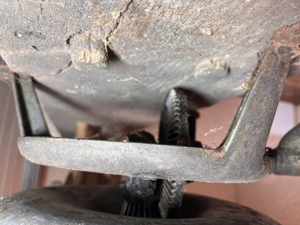 massive alte Butterschleudermaschine aus einem alten Bauernhaus Bild 4